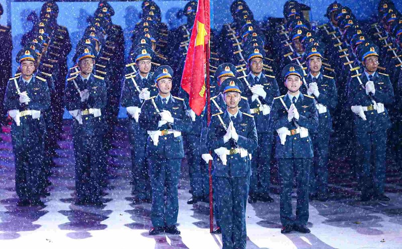 The soldiers maintained their formation despite the rain on Le Duan Street (District 1, Ho Chi Minh City). Photo: Thanh Vu