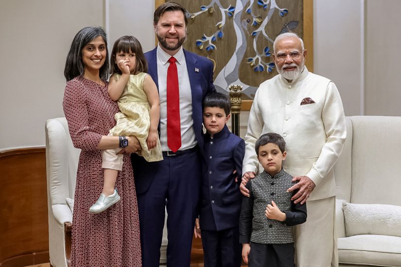 El primer ministro de la India, Narendra Modi (derecha) se fotografia con la familia del vicepresidente de los Estados Unidos, JD Vance, en Nueva Delhi, el 21 de abril de 2025. Imagen de AFP