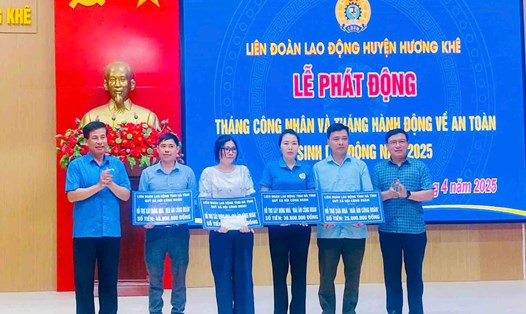 Trao hỗ trợ làm Nhà mái ấm công đoàn cho đoàn viên, công nhân lao động khó khăn ở Hương Khê. Ảnh: Hương Thủy.