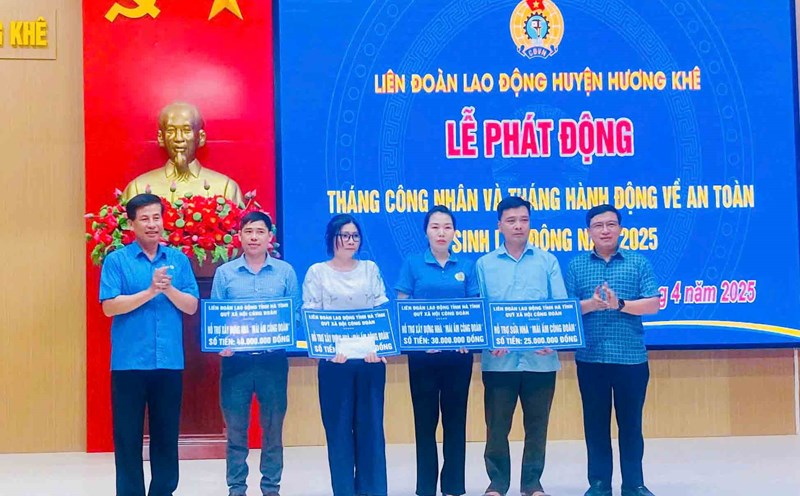 Providing support to build a union shelter for union members and workers in difficult circumstances in Huong Khe. Photo: Huong Thuy.