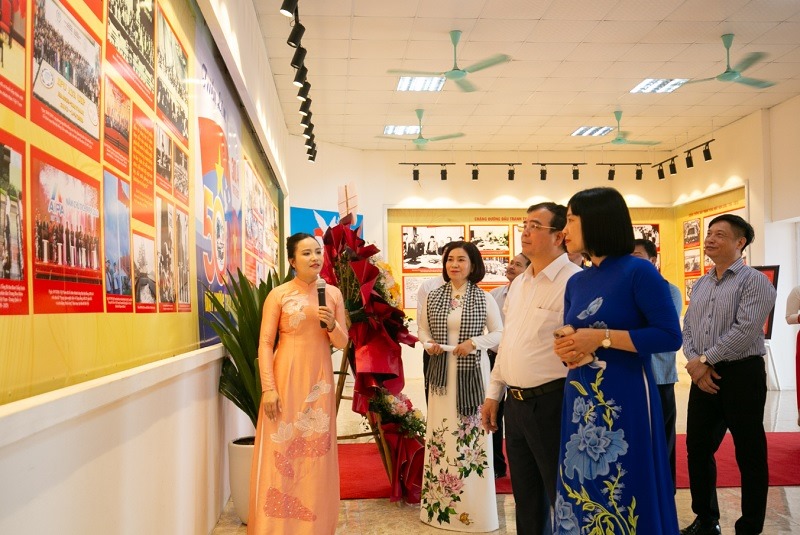 Los delegados visitaron la exposicion. Imagen: La costa del oceano Pacifico