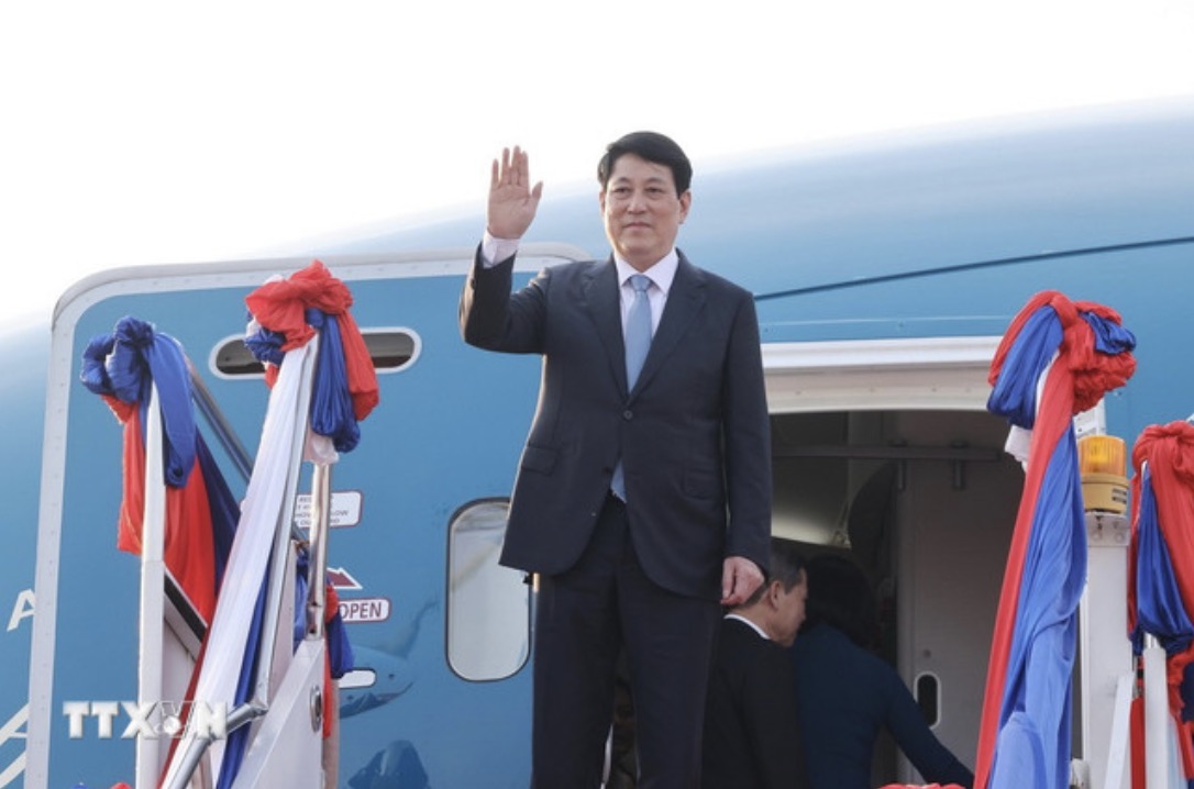 Politburo member and President Luong Cuong at Wattay International Airport, Vientiane, Laos. Photo: VNA