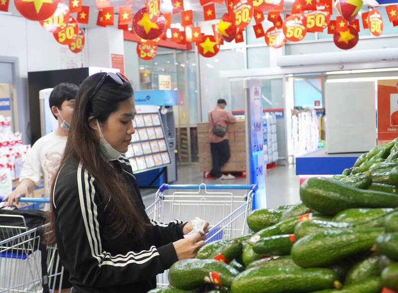 Supermarkets have launched many promotional programs and discounts on the occasion of April 30. Photo: Ngoc Le