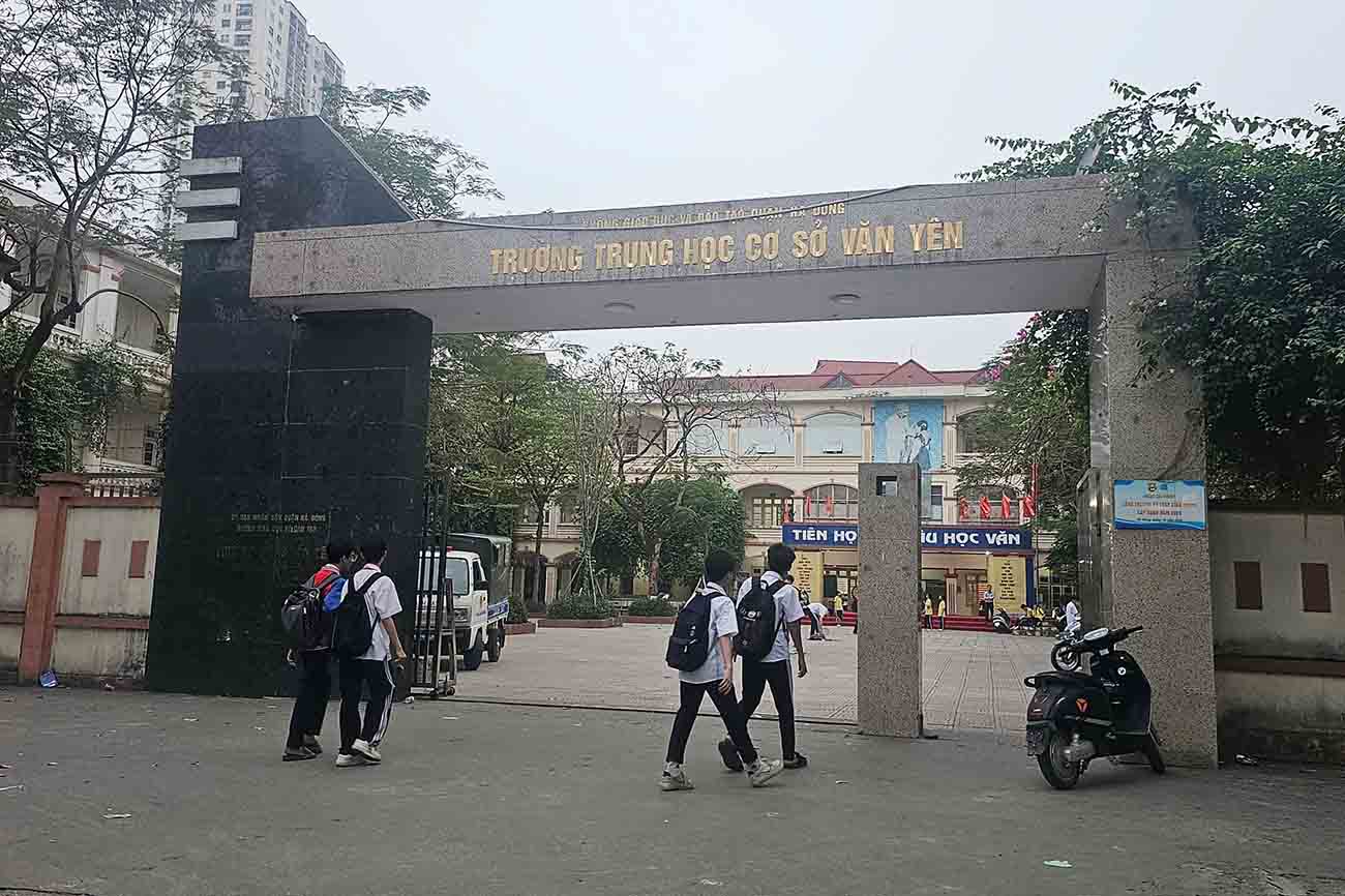 Một số giáo viên Trường Trung học cơ sở Văn Yên (quận Hà Đông, Hà Nội) bị phản ánh dạy thêm trái quy định Thông tư 29. Ảnh: Nhóm PV