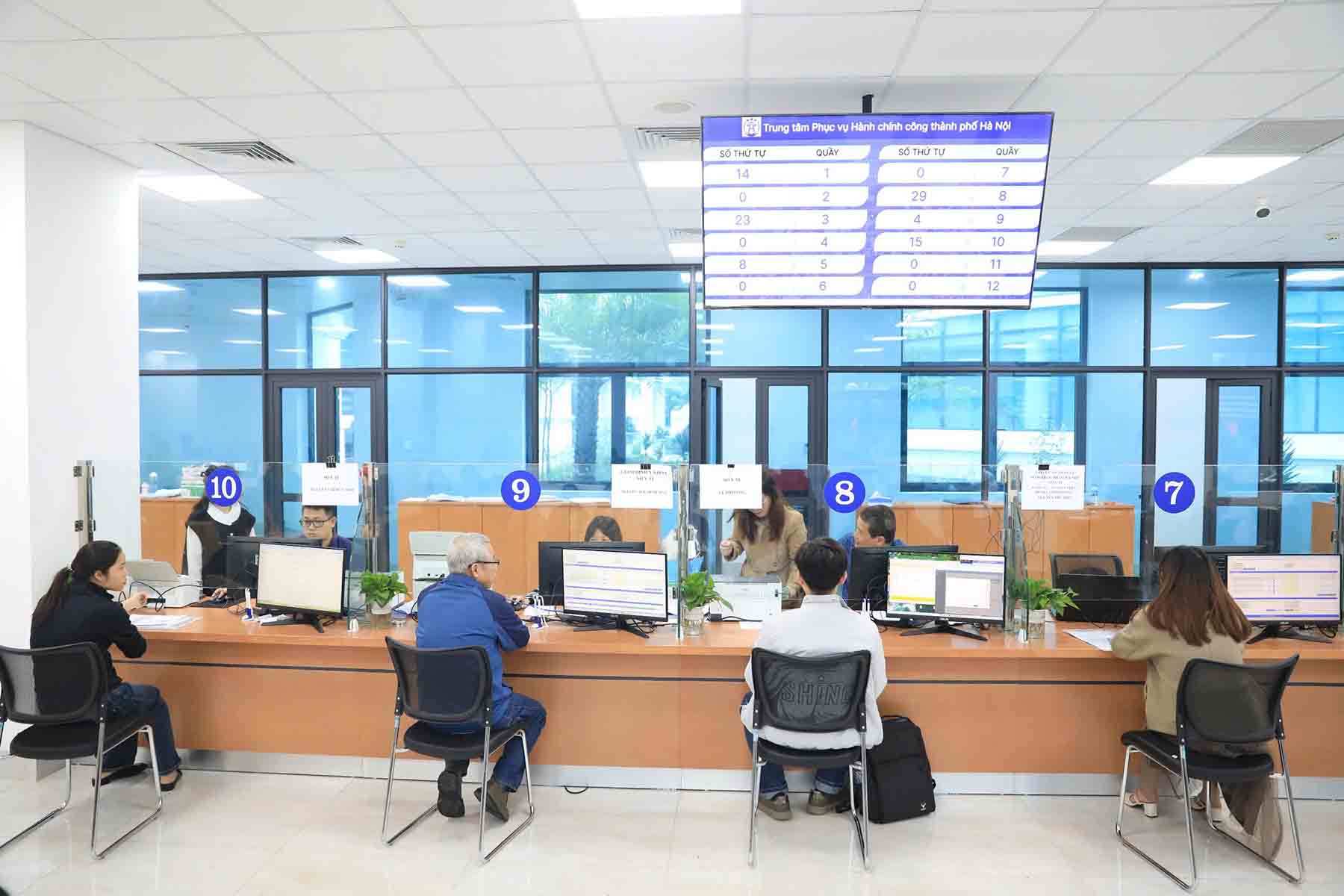 Centro de servicios de la Administracion publica de la ciudad de Hanoi. Imagen de la derecha