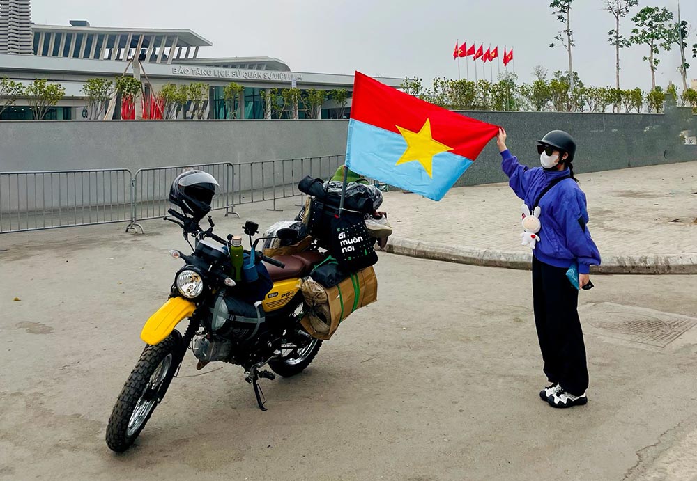 Tourists check-in at the Vietnam Military History Museum on the way backpacking across Vietnam to Ho Chi Minh City to celebrate the 30th anniversary of the Vietnam Military History Festival. Photo: Hoang Hieu