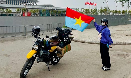 Du khách check-in Bảo tàng Lịch sử Quân sự Việt Nam trên đường phượt xuyên Việt vào TPHCM kỷ niệm đại lễ 30.4. Ảnh: Hoàng Hiếu