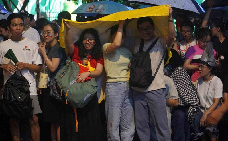 Ho Chi Minh City residents dance in the rain to watch the gathering because it only happens once every 50 years