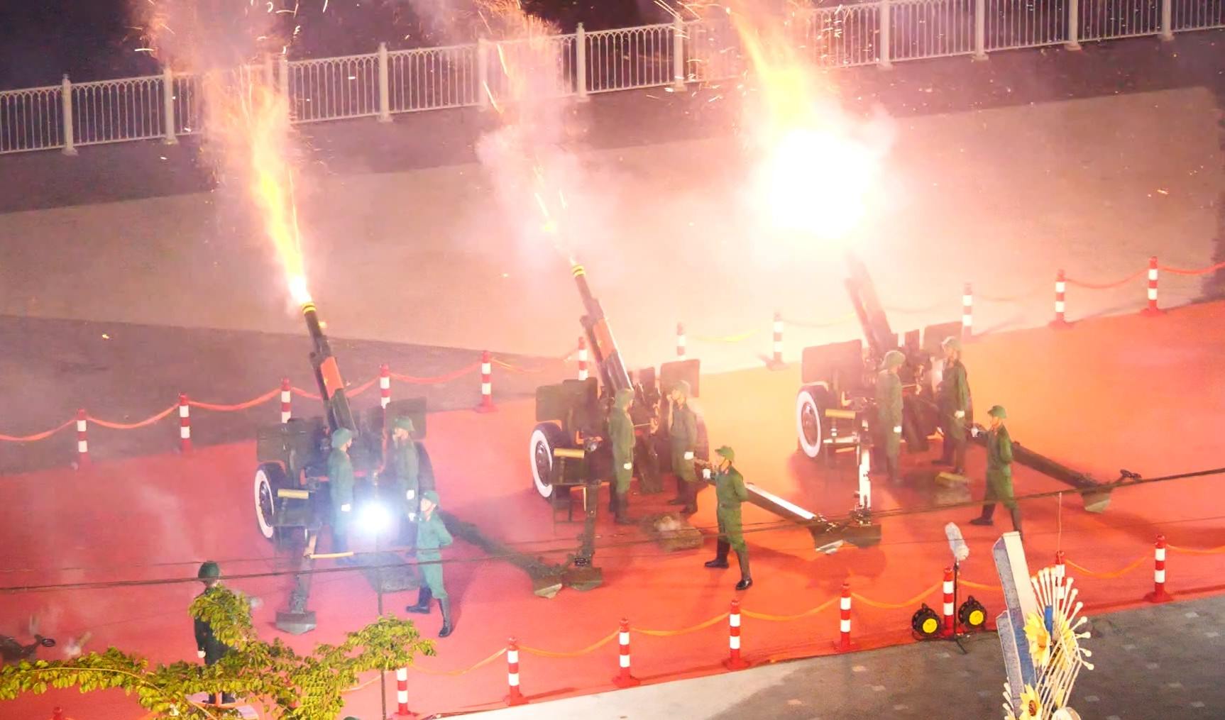 The fireworks display opened at Ben Bach Dang Park (District 1, Ho Chi Minh City) on the evening of April 25. Photo: Anh Tu