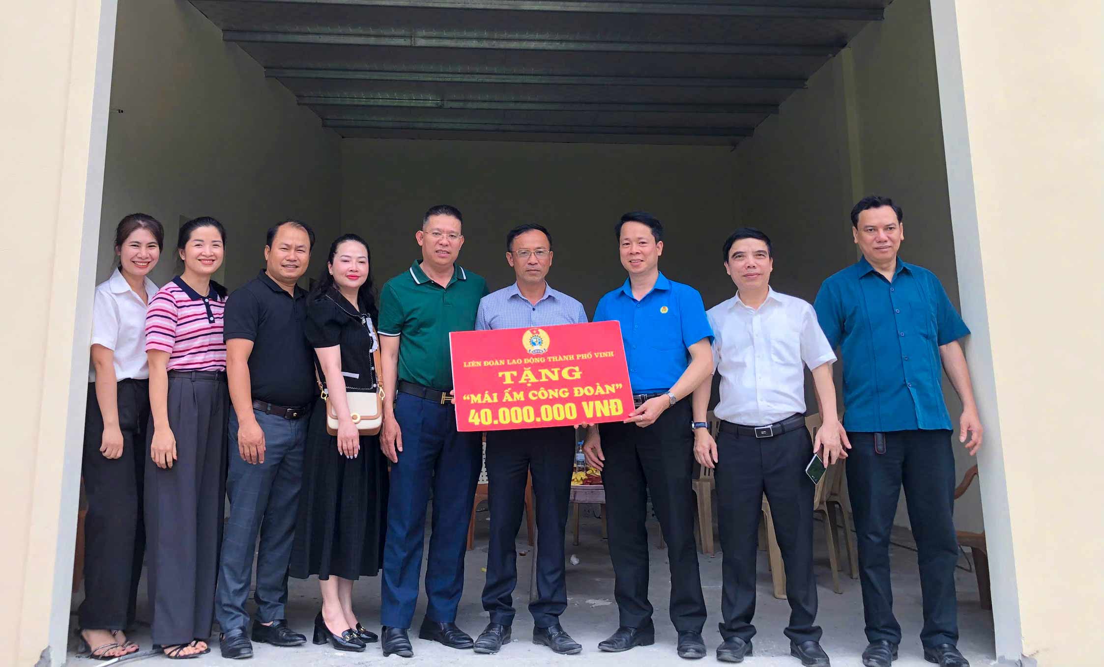 Leaders of Nghe An Provincial and Vinh City Labor Federations presented 40 million VND from the Trade Union Shelter Fund to union members in difficult circumstances. Photo: Nhu Hien