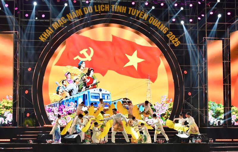 Chuong trinh nghe thuat tai le khai mac. Anh: Viet Bac