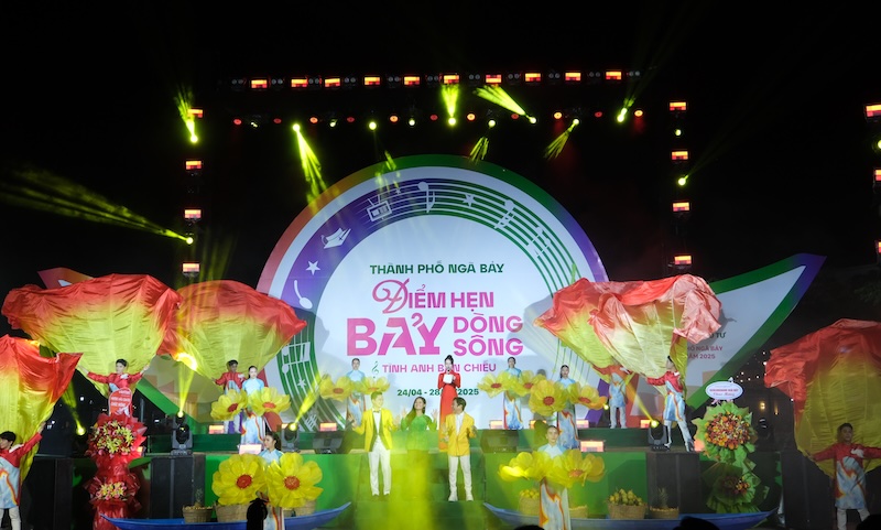 Van nghe chao mung dem khai mac “Tuan le du lich va xuc tien dau tu” tai TP Nga Bay. Anh: Phong Linh.