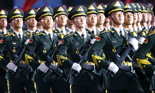Khối quân đội Trung Quốc diễu binh trên đường Lê Duẩn (Quận 1, TPHCM) tối 25.4.  Ảnh: Thanh Vũ