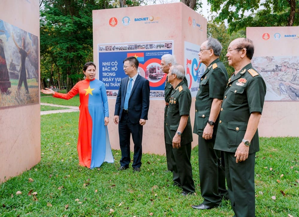 Veterans were moved when visiting the exhibition " unified Song". Photo: Hoa Chanh