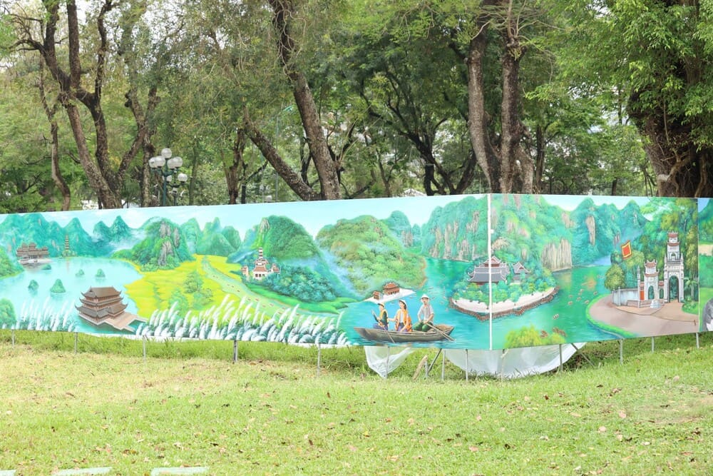 Buc tranh “Chao Viet Nam que huong toi” cao 1,8m dai 300m bang chat lieu acrylic cua hoa si Ngo Ba Hoang