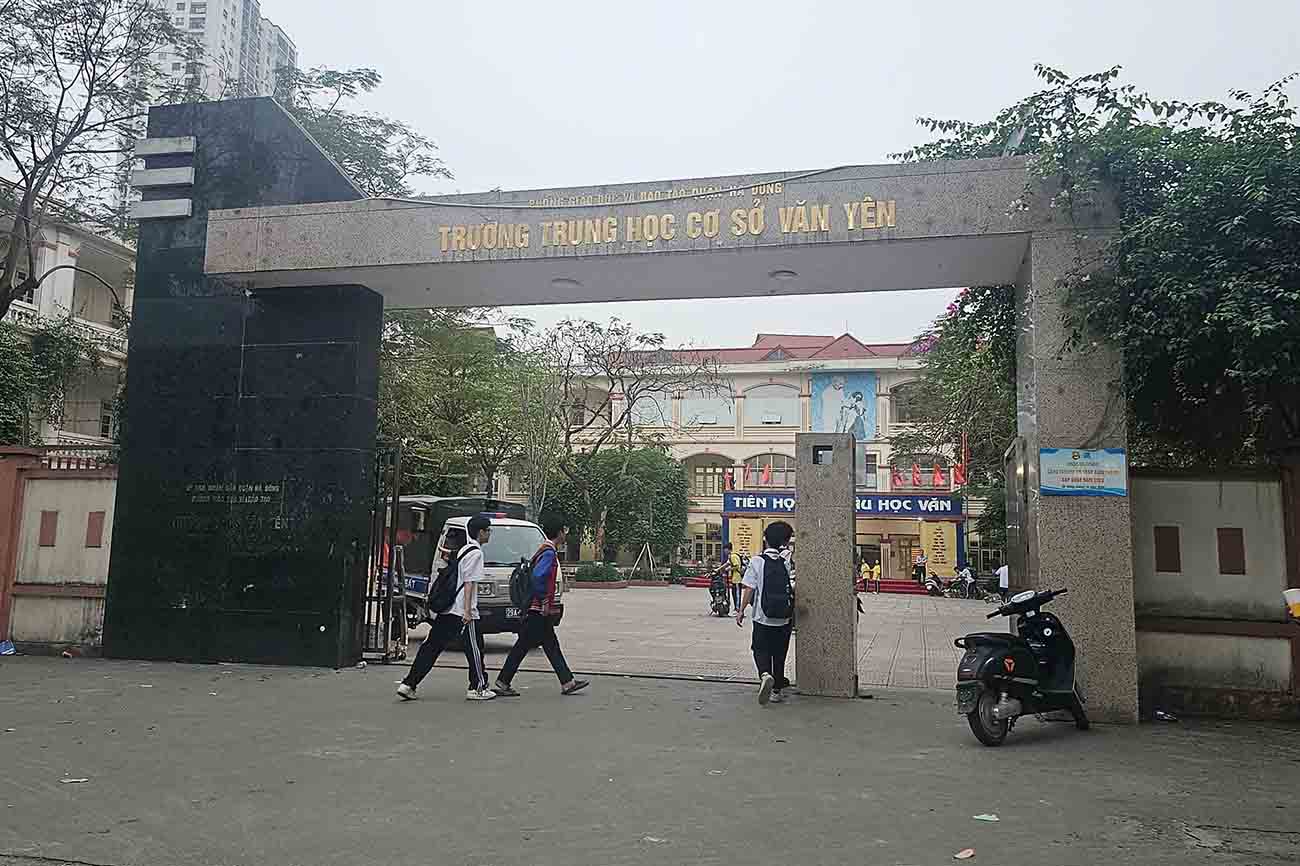 Một số giáo viên Trường Trung học cơ sở Văn Yên (quận Hà Đông, Hà Nội) bị phản ánh dạy thêm học sinh chính khóa. Ảnh: Nhóm PV