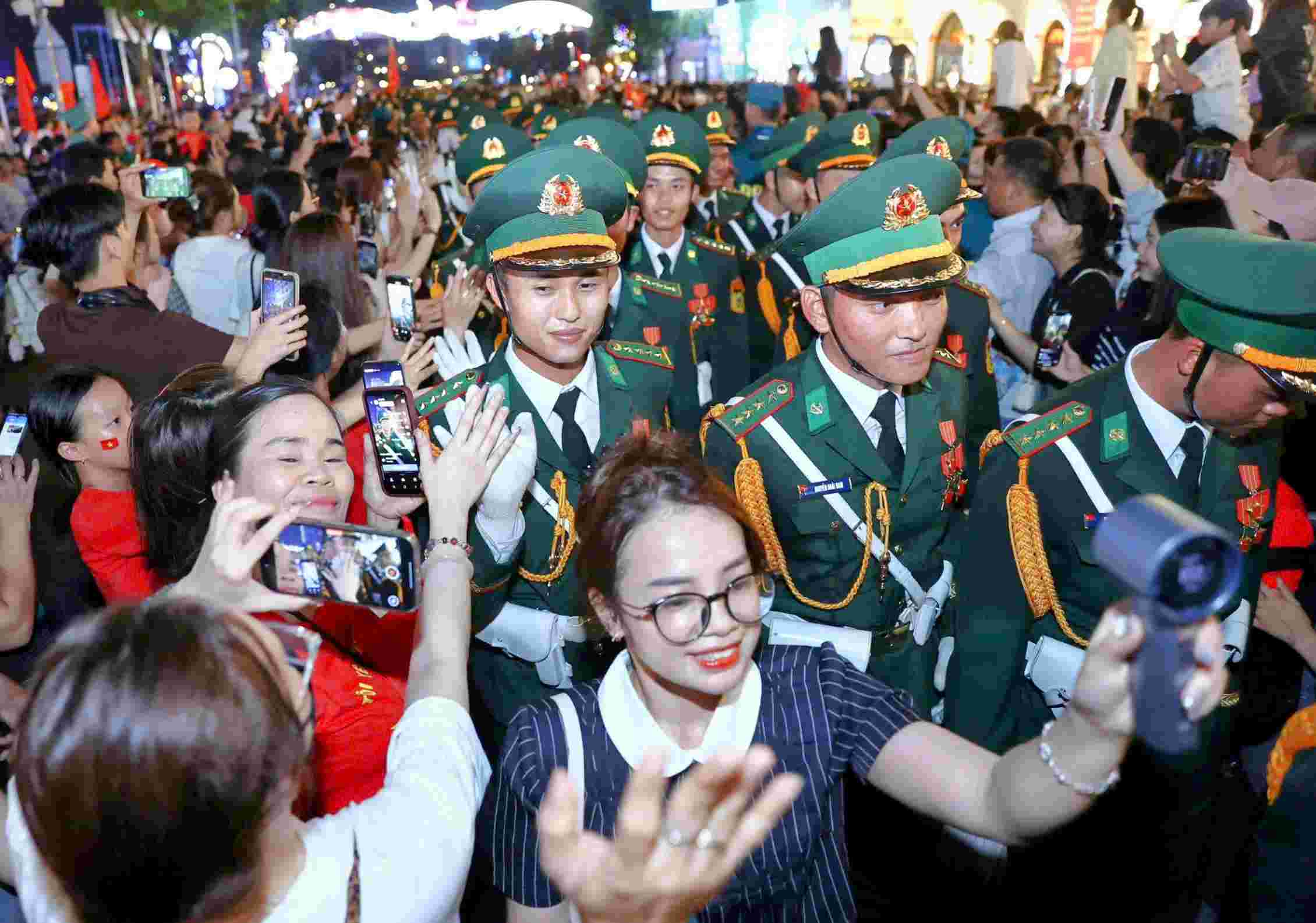 Un momento de belleza sacudio a miles de corazones en la noche de la inauguracion del 30 de abril en la capital