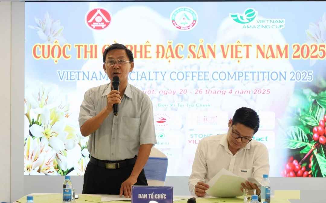 El Sr. Trinh Duc Minh, presidente de Buon Ma Thuot Coffee Association dio el discurso de apertura de la ronda final de Vietnam Specialty Coffee Competition 2025. Foto: Minh Thuan