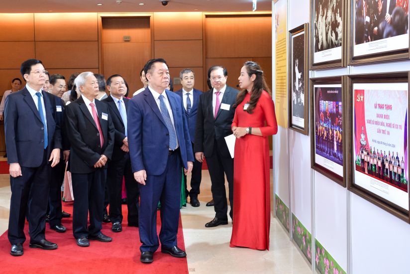 El Sr. Nguyen Trong Nghia, miembro del Politburo, Secretario del Comite Central del Partido, Jefe del Departamento de Propaganda y la movilizacion central y los delegados visitaron la exposicion de 50 años de literatura y arte vietnamita despues de la reunificacion del pais. Foto: VNA