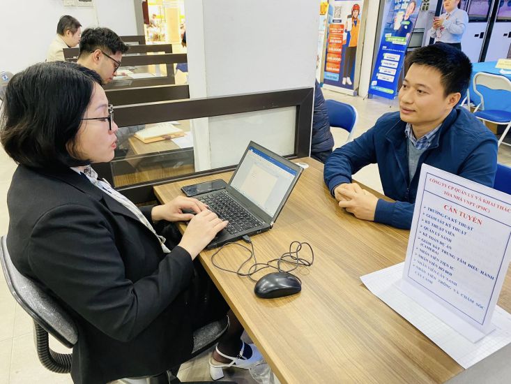 Los trabajadores buscan trabajo en las bolsas de trabajo. Imagen de la caja de la madre