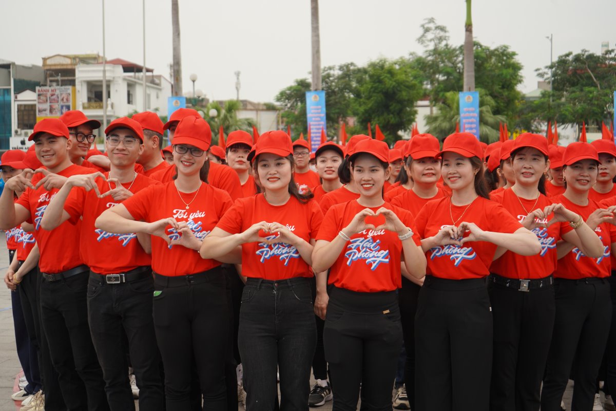 More than 3,000 workers work hard to receive payment in the Workers' Month of Hai Phong City. Photo: Mai Dung