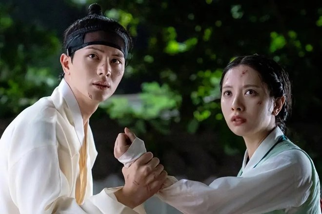 Bona, Yook Sung Jae nói về màn hợp tác ở phim Cung điện ma ám