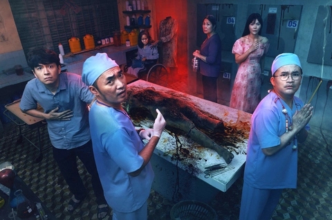 "Buscador de cadaveres" recaudo 42 mil millones de rupias. Foto: El equipo de produccion.