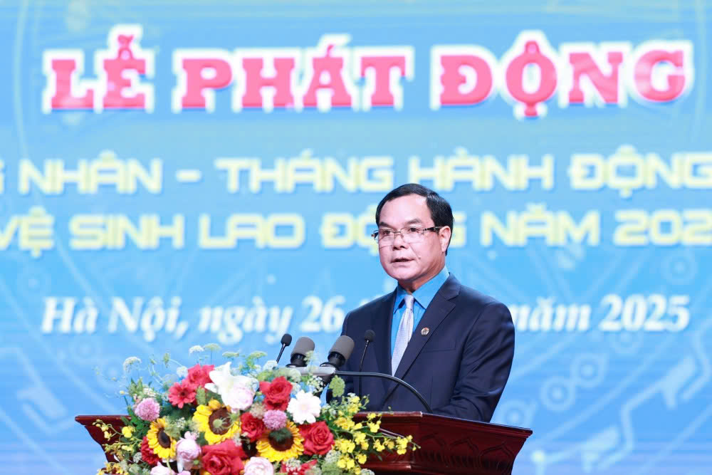 Mr. Nguyen Dinh Khang - Member of the Party Central Committee, President of the Vietnam General Confederation of Labor spoke. Photo: Hai Nguyen.