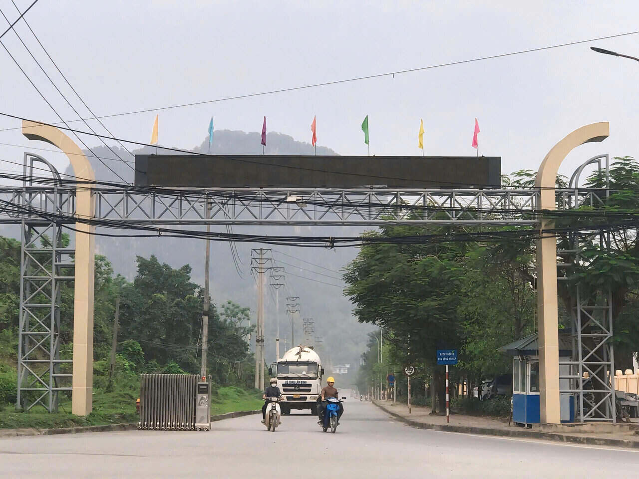Khu Cong nghiep bo trai Song Da la mot trong nhung KCN hoat dong hieu qua tai Hoa Binh. Anh: Yen San