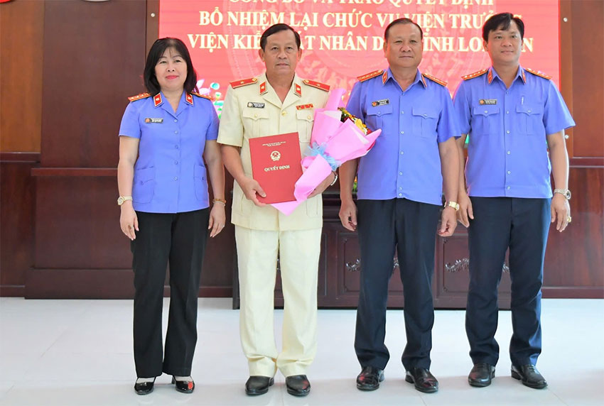 El Sr. Zhang Wan Nung (segundo desde la izquierda) tomo la decision de volver a nombrar al director de la Academia. Foto: VKSND de la provincia de Long An