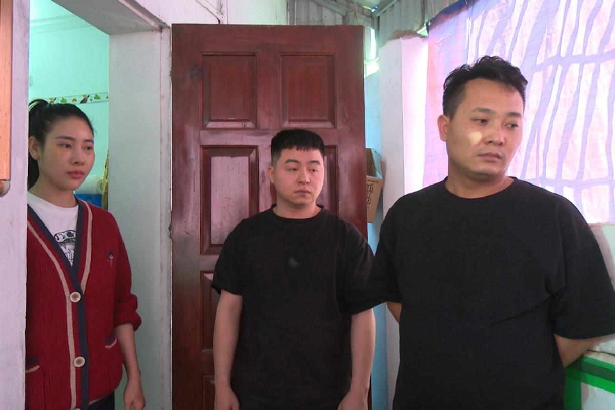 Ba doi tuong tai noi san xuat hang gia. Anh: Cong an Quang Ninh
