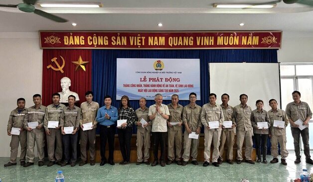 Giving gifts to workers in difficult circumstances on the occasion of Workers' Month. Photo: Huong Mai