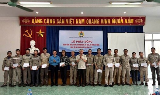 Trao quà cho công nhân lao động có hoàn cảnh khó khăn nhân Tháng Công nhân. Ảnh: Hương Mai