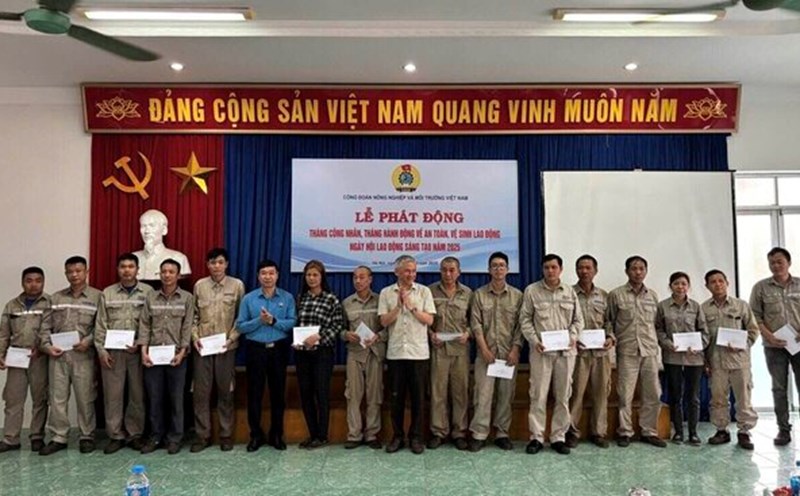 Giving gifts to workers in difficult circumstances on the occasion of Workers' Month. Photo: Huong Mai