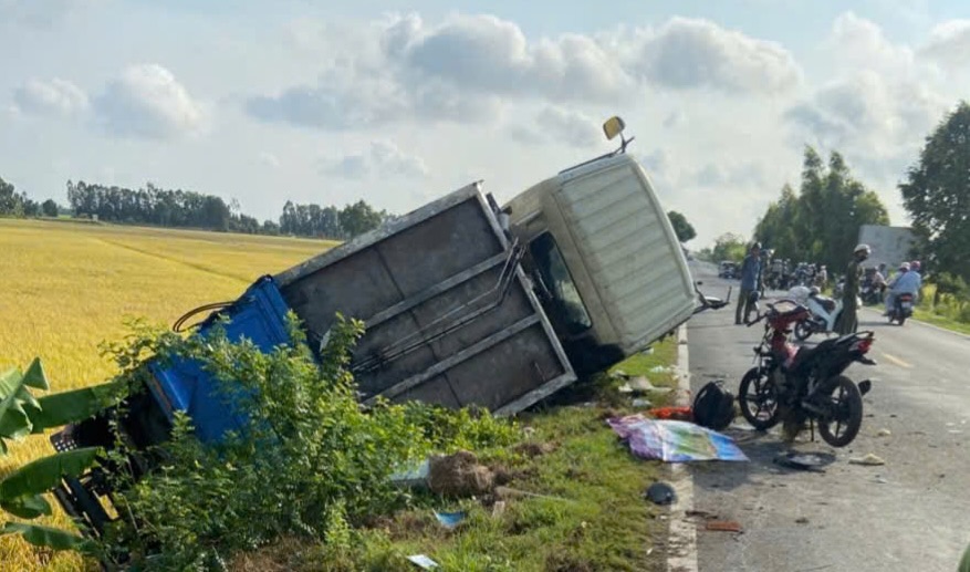 The scene of the collision between a garbage truck and 2 motorbikes killed 2 people and seriously injured 2 others. Photo: Duy Minh