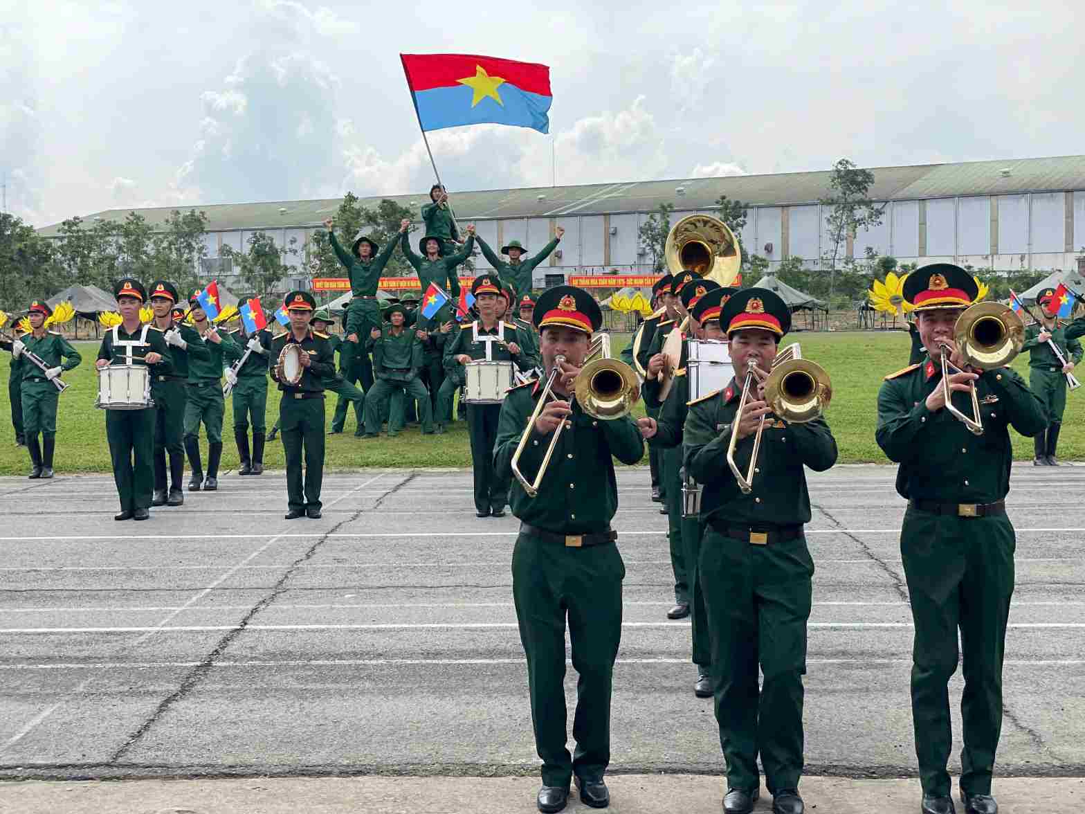 The soldiers practiced the performance "The land of joy" to perform on the occasion of the April 30 holiday. Photo: Dinh Trong