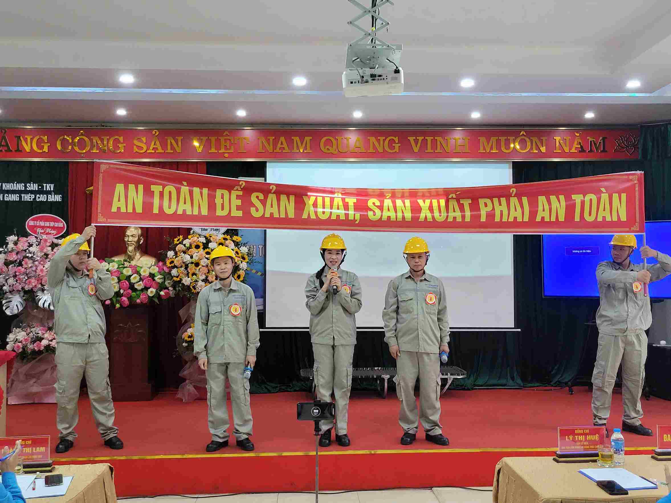 The Cao Bang Provincial Federation of Labor has just launched the Workers' Month - Month of Action on occupational safety and health. Photo: Tan Van