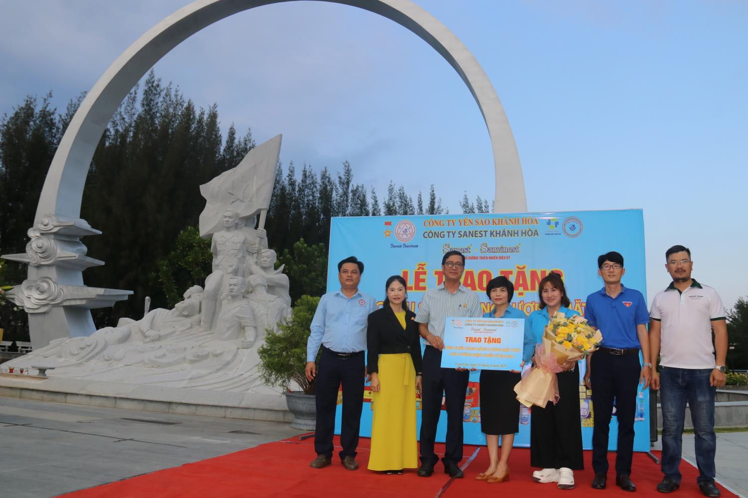 El lider de la compañia de bebidas Sanest, Khanh Hoa, dono un sistema de luces de energia solar al Monumento a los Guanches. Imagen de Fu Linh