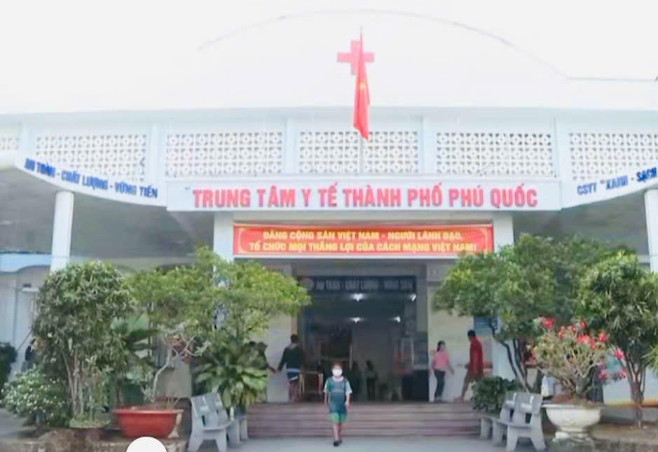 Patients hospitalized at Phu Quoc City Medical Center suspected of eating strange mushrooms. Photo: Nam Phuong