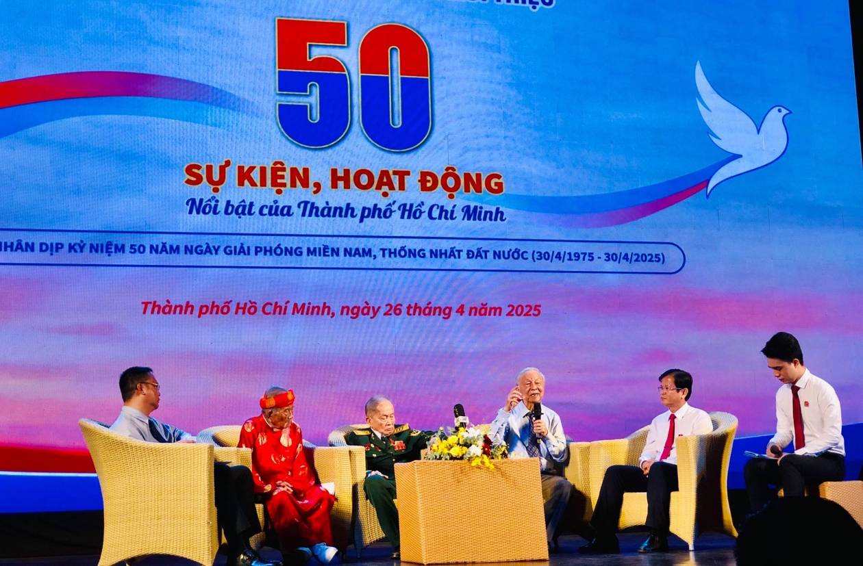 Intercambio con personajes asociados con la exposicion de 50 eventos, obras y obras tipicas de la ciudad de Ho Chi Minh. Imagen de DI PY.