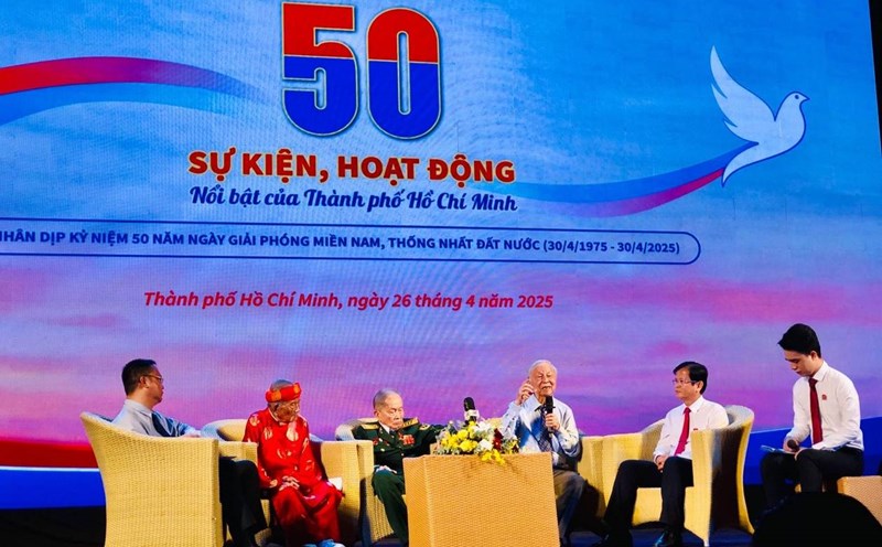 Interact with characters associated with the exhibition of 50 typical events, works and works of Ho Chi Minh City. Photo: DI PY.