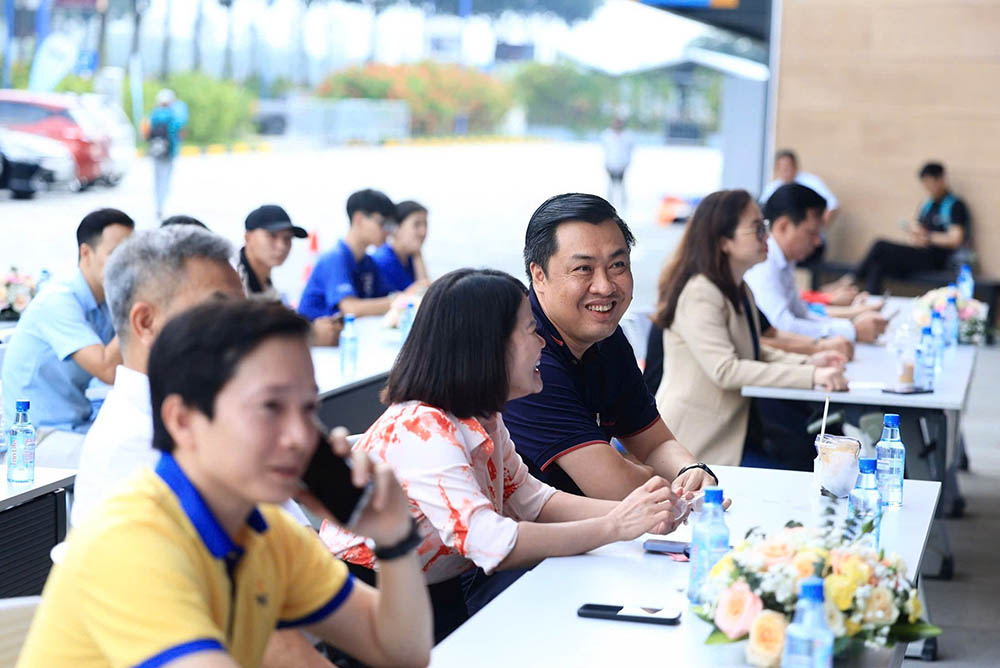 Ong Cao Van Chong - Pho Giam doc So Van hoa - The thao va Du lich tinh Binh Duong tham du le khai mac. Anh: So VHTTDL Binh Duong