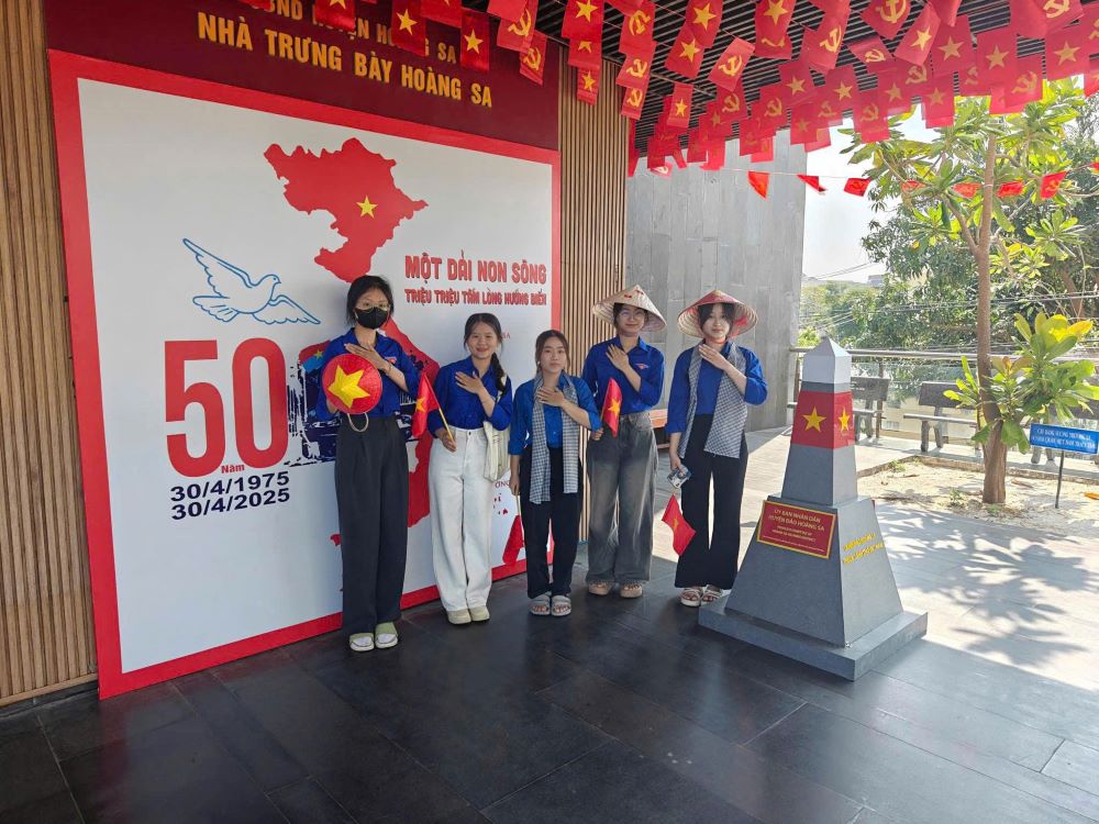 Nhieu ban tre den tham quan, tim hieu lich su tai Nha Trung bay Hoang Sa nhan dip ky niem 50 nam ngay giai phong mien Nam, thong nhat dat nuoc. Anh: Nha Trung bay Hoang Sa