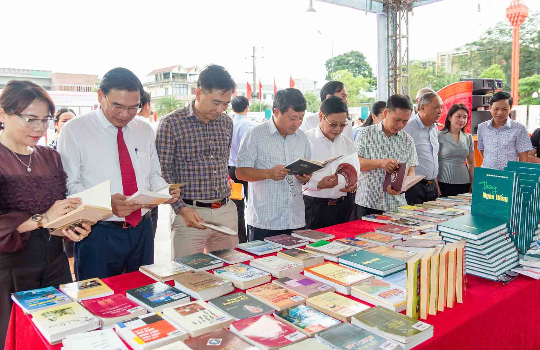 Các đại biểu tham quan trưng bày, triển lãm "Văn học, nghệ thuật Hà Tĩnh 50 năm sáng tạo và phát triển". Ảnh: Quang Thìn.