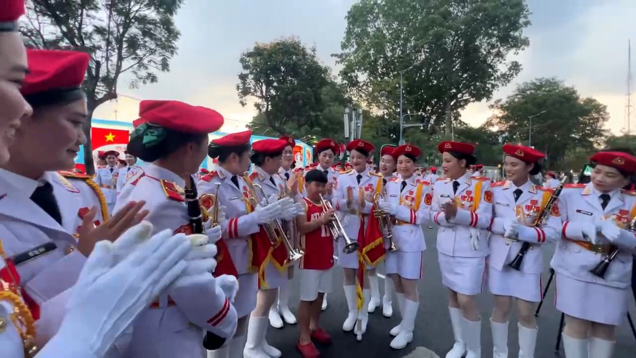 Children's flute "harmony" with female military bands during the parade day in Ho Chi Minh City