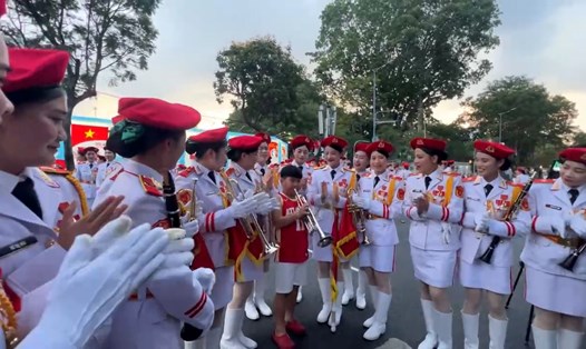 Tiếng kèn trẻ thơ "hòa điệu" cùng nữ quân nhạc trong ngày hợp luyện diễu binh ở TPHCM
