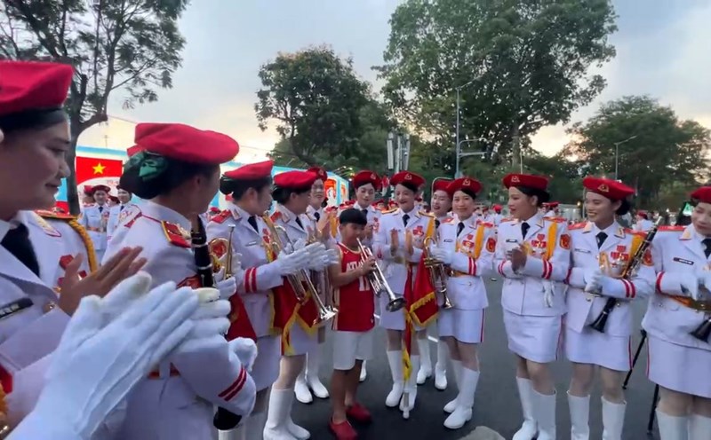 Children's flute "harmony" with female military bands during the parade day in Ho Chi Minh City