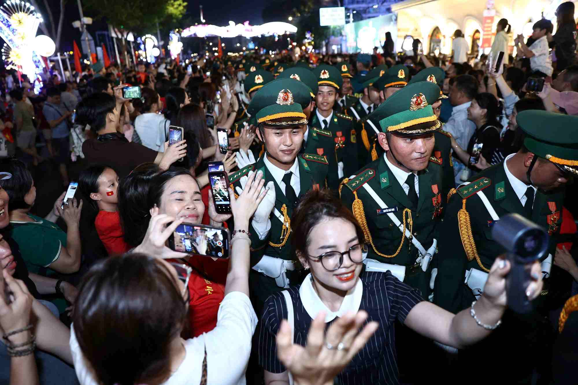 Soldiers in the arms of Ho Chi Minh City residents. Photo: Anh Tu