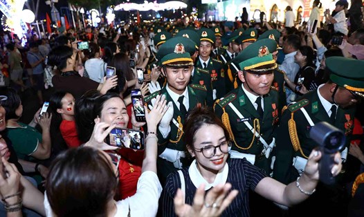 Các chiến sĩ trong vòng tay người dân TPHCM.  Ảnh: Anh Tú