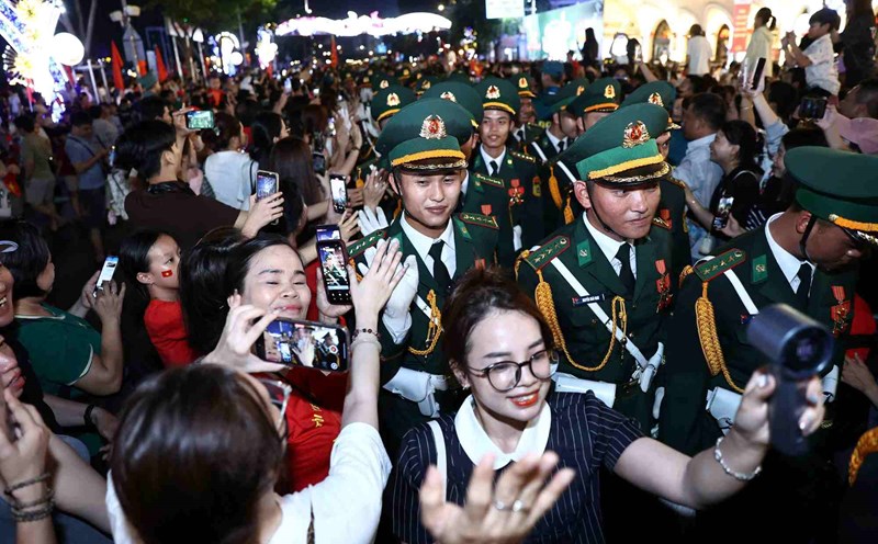 Soldiers in the arms of Ho Chi Minh City residents. Photo: Anh Tu